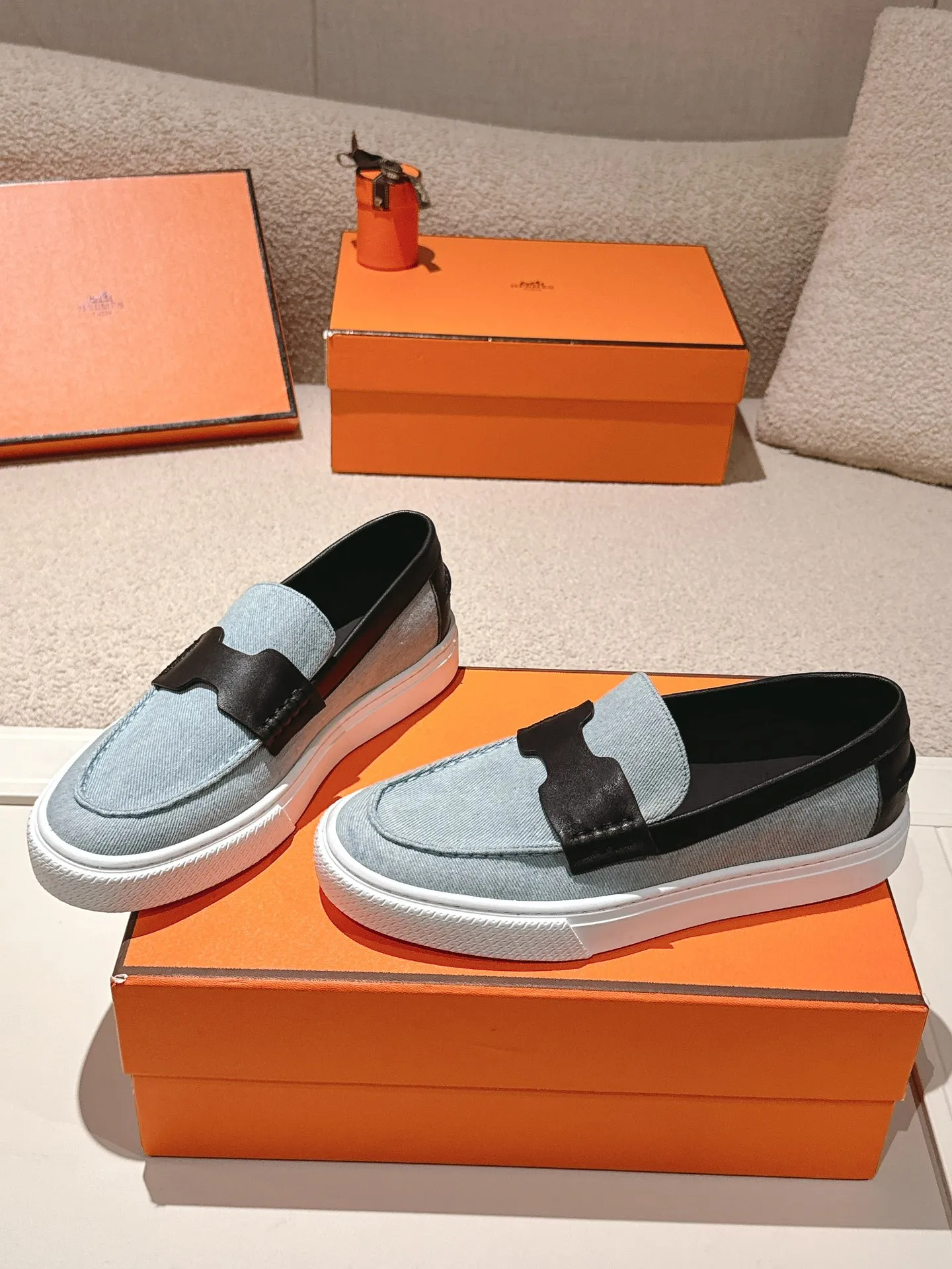 Men's men's shoes P620! Hermes# Thick Sole Couple Loafers These lace-up free sneakers in calfskin and washed denim feature signature "H" details. The design is simple and smooth, creating a fashionable urban look. It is comfortable and versatile. H family classics are not outdated, and the delivery counter is beautifully packaged🛍📦 Fabric: Original customized washed denim/first-layer cowhide Lining: Imported soft sheepskin Sole: Original open-molded anti-slip TPU material Size: 35-45